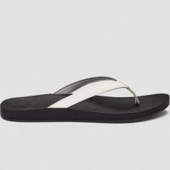 OluKai Puawe -fishpond shop 32424 WHTBLK l